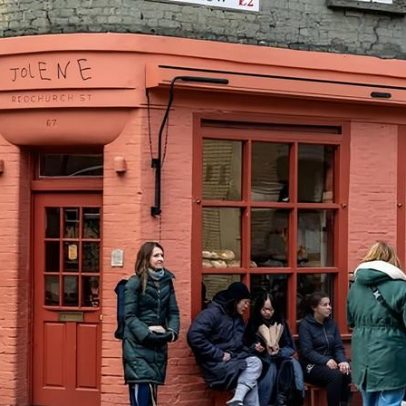 Criadores do TikTok testam padarias de Londres consideradas gentrificadas