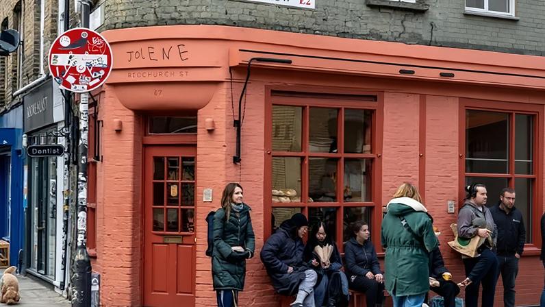 Criadores do TikTok testam padarias de Londres consideradas gentrificadas