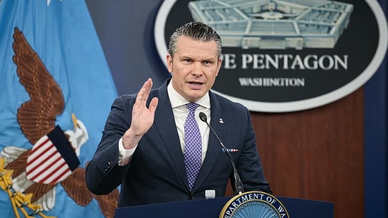 Pete Hegseth autoriza tropas a portar armas pessoais em bases militares
