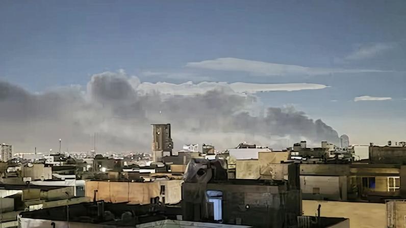 Una columna de humo se levanta tras un ataque aéreo en Teherán, este lunes.