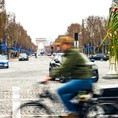Paris troca carros por bicicletas e transforma suas ruas