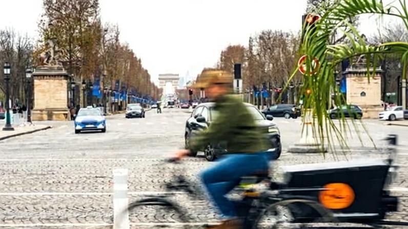 Paris troca carros por bicicletas e transforma suas ruas
