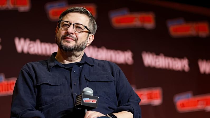 Comediante Eugene Mirman agradece socorristas que o tiraram de carro em chamas