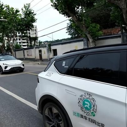 Falha em robotáxi em Wuhan deixa passageiros presos no tráfego