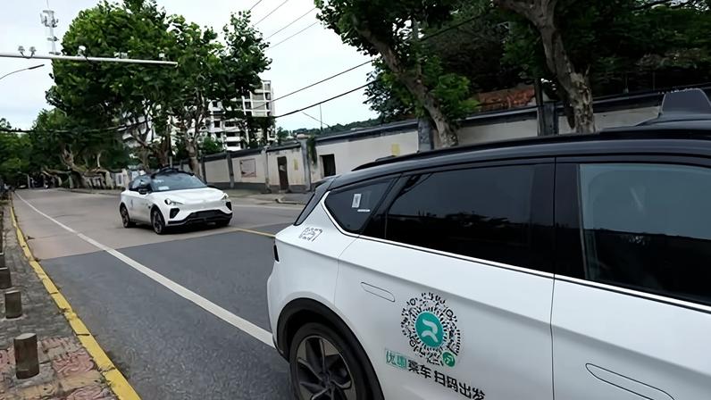 Falha em robotáxi em Wuhan deixa passageiros presos no tráfego