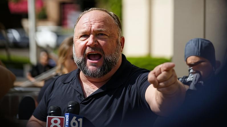 Ex-funcionário da InfoWars afirma que o trabalho era absurdo e mentiras