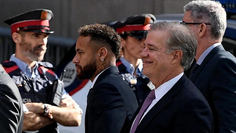 Neymar comparece a audiência em 2022, durante o processo movido pela DIS contra ele e o Barcelona – foto: Josep Lago/AFP
