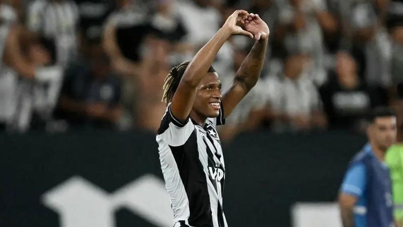 Danilo retorna ao Botafogo após destaque na Seleção e amplia opções no meio