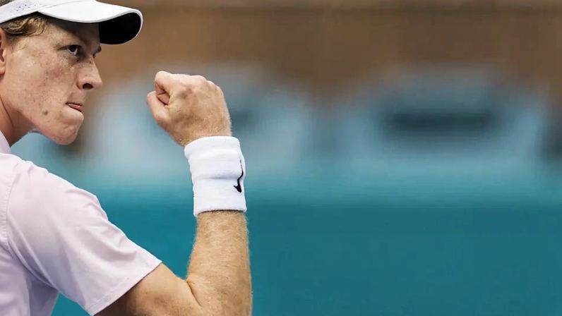 O italiano Jannik Sinner na vitória na final de Miami sobre o tcheco Jiri Lehecka (Foto: Carmen Mandato/AFP)