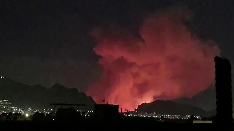 Imagens de redes sociais mostram coluna de fumaça em Isfahan, no Irã, após ataque das forças israelenses e dos EUA –imagem: AFP