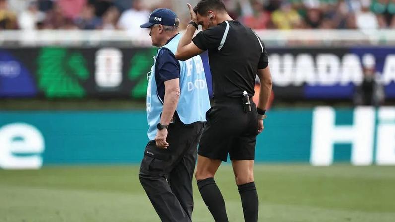 Facundo Tello deixa campo após se lesionar em partida válida pela repescagem (Foto: Ulises Ruiz / AFP)