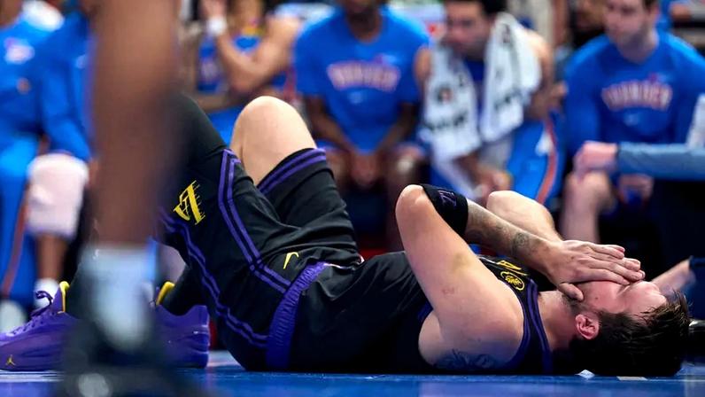 Luka Doncic na partida do Los Angeles Lakers contra o Oklahoma City Thunder no Paycom Center. (Foto: Cooper Neill/Getty Images/AFP)