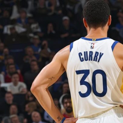 Curry retorna após 27 jogos, empolga torcida, mas derrota no último segundo