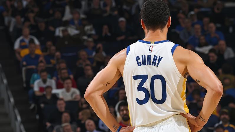 Curry retorna após 27 jogos, empolga torcida, mas derrota no último segundo