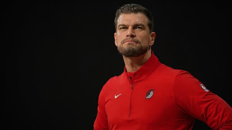 Tiago Splitter observa durante o jogo 2 entre Portland Trail Blazers e San Antonio Spurs pelos playoffs da NBA. (Foto: Jesse D. Garrabrant/NBAE via Getty Images/AFP)