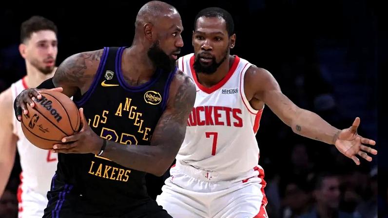 Kevin Durant, do Houston Rockets, defende em jogo contra o Los Angeles Lakers na Crypto.com Arena. (Foto: Juan Ocampo/NBAE via Getty Images/AFP)