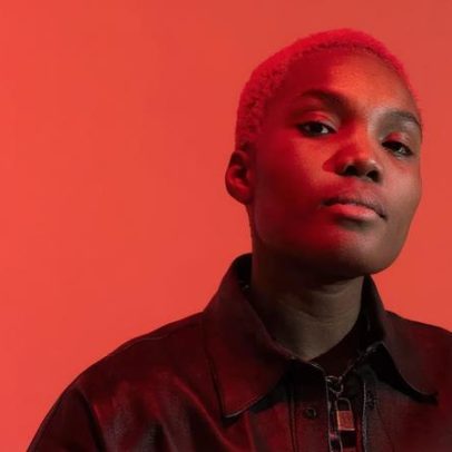 Arlo Parks dança e faz DJ em busca de cura em Ambiguous Desire
