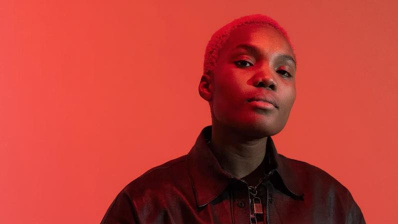 Arlo Parks dança e faz DJ em busca de cura em Ambiguous Desire