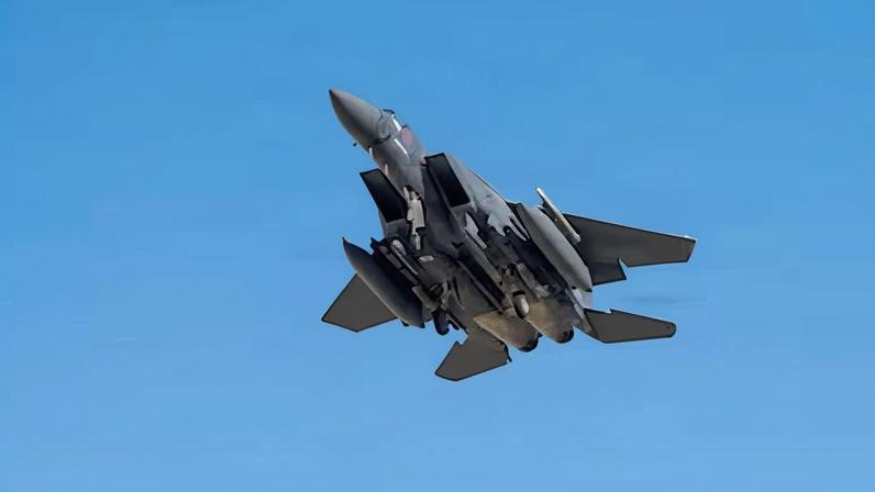 Un caza F-15s estadounidense participa en la guerra contra Irán.