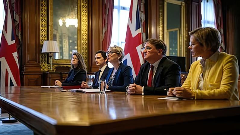 Reino Unido convoca 40 países, sem Trump, para reabrir o estreito de Ormuz