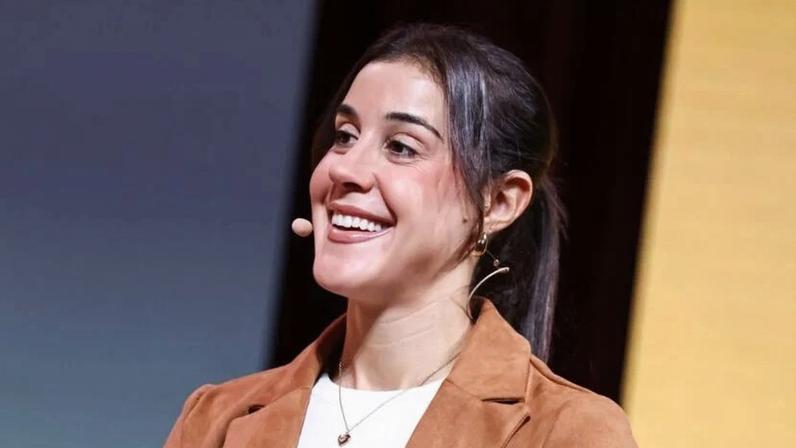 Carolina Marín anunciou que pendurou a raquete de forma definitiva