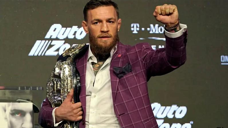 Conor McGregor foi campeão do peso pena e leve do UFC (Foto: Timothy A. Clary/AFP)