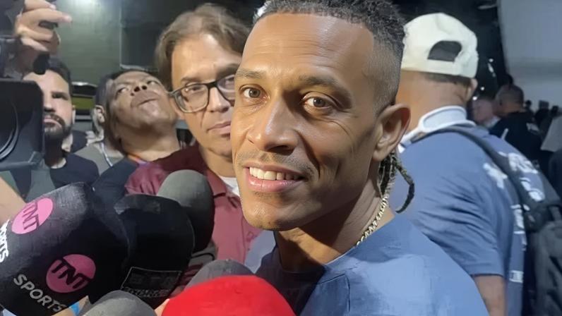 Danilo cita a Seleção e provoca o Vasco: "Quem ri por último"