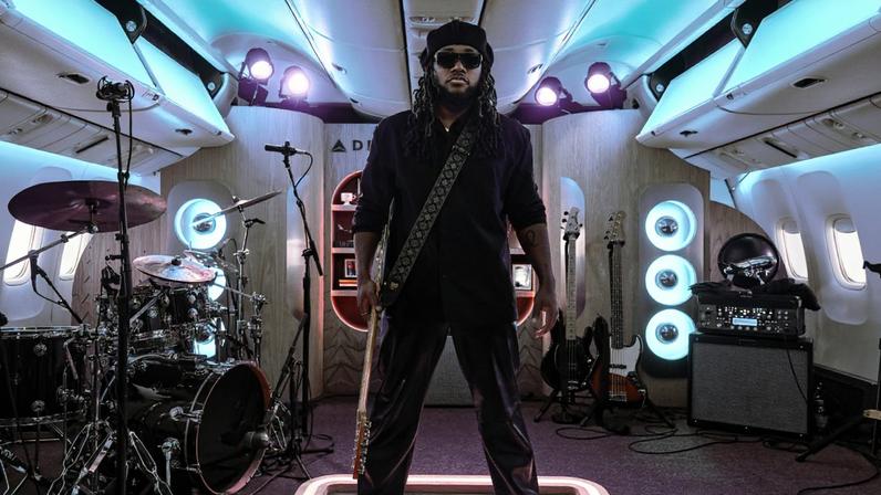 Leon Thomas Viaja pelo Mundo, Trabalha com Pharrell e Faz Shows em Aviões