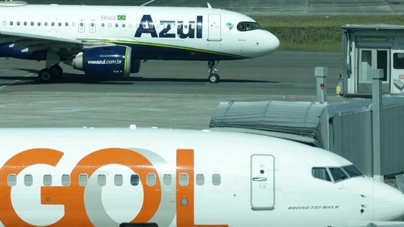 Aviões das companhias aéreas Gol e Azul são fotografados no Aeroporto Internacional Luis Eduardo Magalhães em Salvador, Brasil