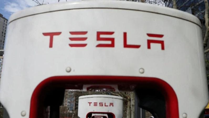 Carros da Tesla carregando em uma estação de carregamento Supercharger da fabricante de veículos elétricos (VE) em Pequim, China