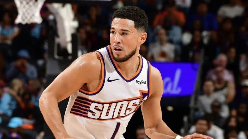 Devin Booker atinge marcas de Michael Jordan e Kobe Bryant