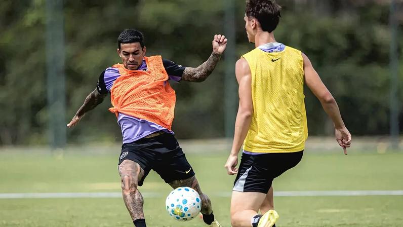 Dudu e Vitão em treinamento (Foto: Pedro Souza / Atlético)