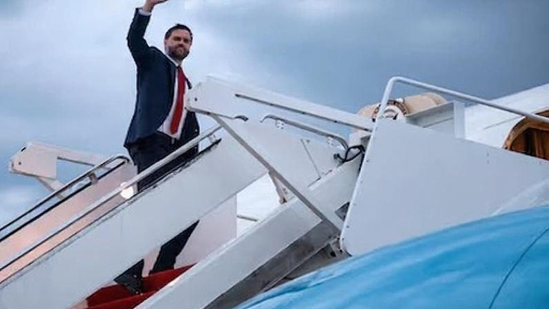 Vance embarca en el 'Air Force Two' para viajar a Budapest.