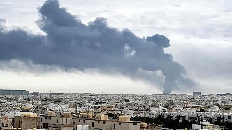 Una columna de humo tras un ataque contra un depósito de combustible en el aeropuerto internacional de Kuwait, el pasado 25 de marzo.