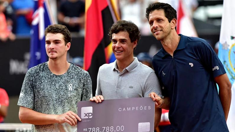 A XP patrocinou o Rio Open pela primeira vez. Na edição deste ano, João Fonseca, apoiado pela marca, ganhou título duplas ao lado de Marcelo Melo (Foto: Divulgação)