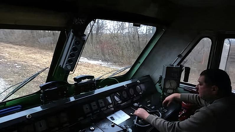 Andrii Hlemba, de 48 años, conduce un tren desde Kiev a Lozova (Jákov), cerca del frente este, el 3 de marzo.