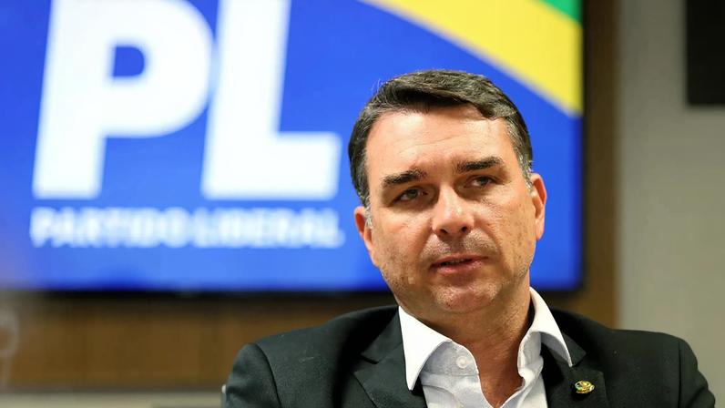 Restrição de visitas a Bolsonaro amplia poder de Flávio na escolha de senadores