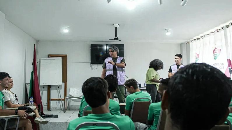 Fluminense ministra a Moleques de Xerém palestra pelo fim da violência de gênero (Foto: Leonardo Brasil/CBF)