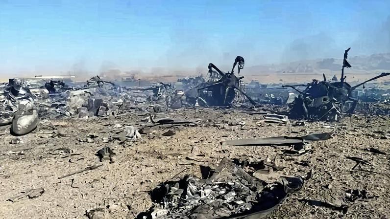 Foto que supostamente mostra destroços de avião e helicóptero americanos.