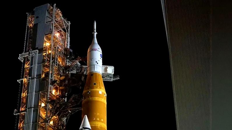 Os astronautas Reid Wiseman, Christina Koch, Victor Glover e Jeremy Hansen se despedem de familiares e amigos no Kennedy Space Center, na Flórida, antes do embarque na missão Artemis II, primeiro voo tripulado do programa lunar da Nasa em uma viagem de dez dias ao redor da Lua.