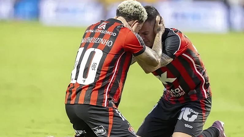 Matheuzinho explica ausência entre os titulares após gol pelo Vitória