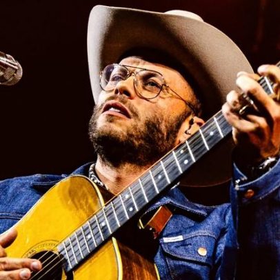 Charley Crockett, após enfrentar a lei, lança álbum conceitual
