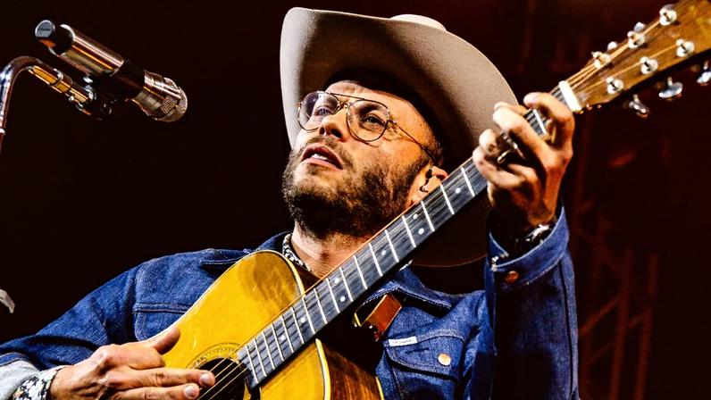 Charley Crockett, após enfrentar a lei, lança álbum conceitual