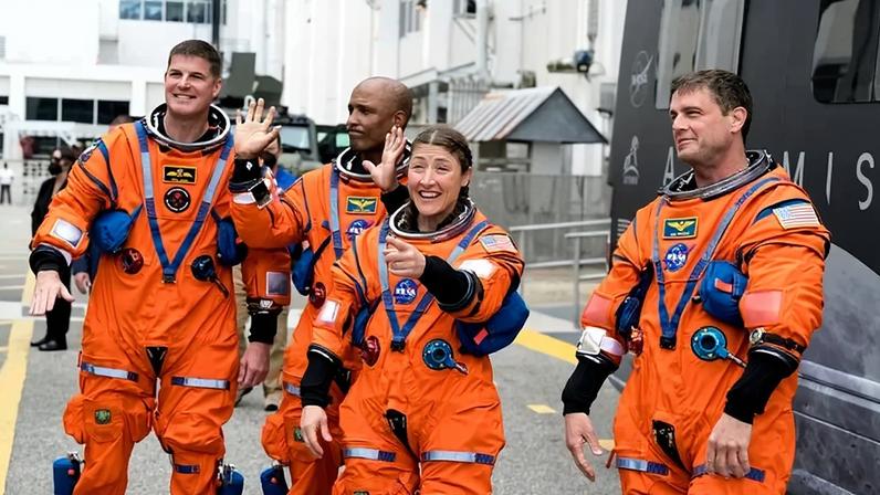 Os astronautas Reid Wiseman, Christina Koch, Victor Glover e Jeremy Hansen se despedem de familiares e amigos no Kennedy Space Center, na Flórida, antes do embarque na missão Artemis II, primeiro voo tripulado do programa lunar da Nasa em uma viagem de dez dias ao redor da Lua.