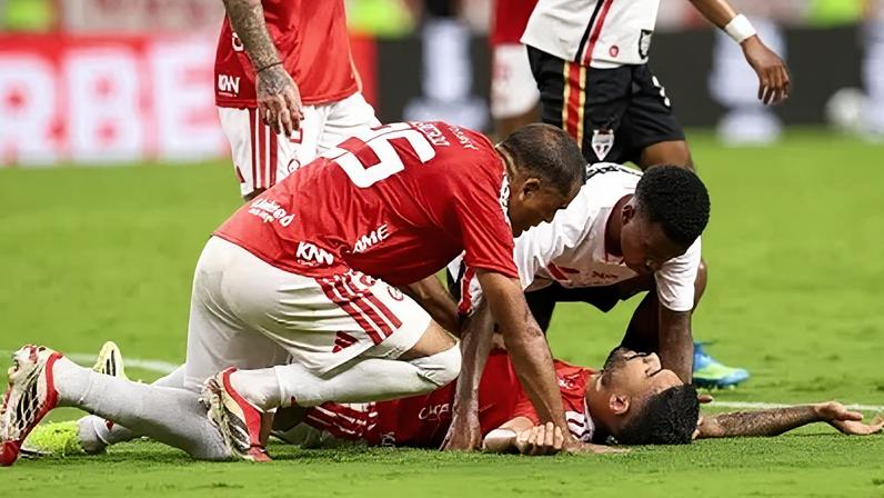 Bruno Tabata deixa Inter x São Paulo após choque de cabeça