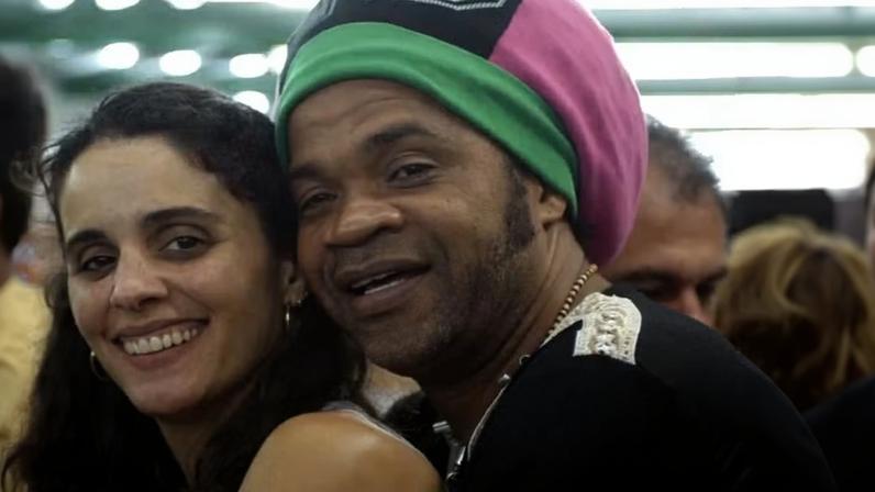 Filha de Chico Buarque revela detalhes sobre relação com Carlinhos Brown