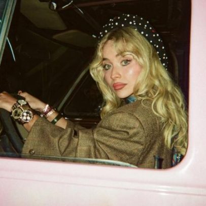 Sabrina Carpenter, Margaret Qualley e Madelyn Cline em tour pela casa