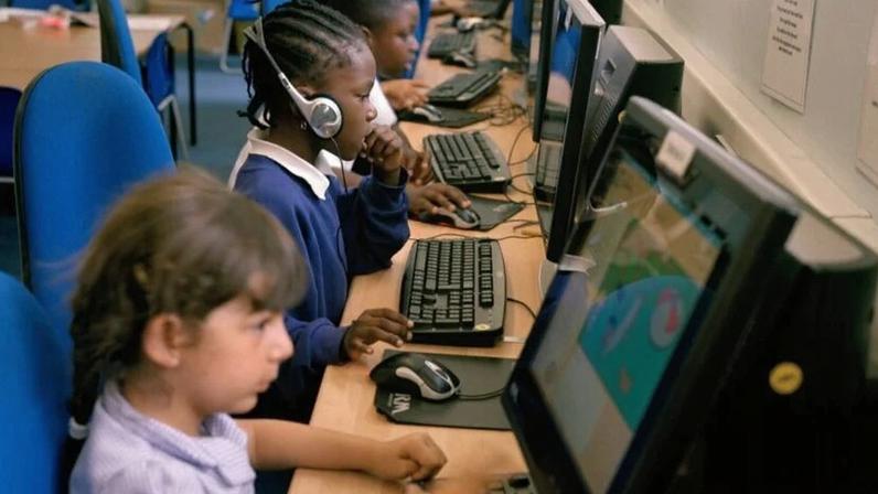 Grupo de crianças mexendo no computador