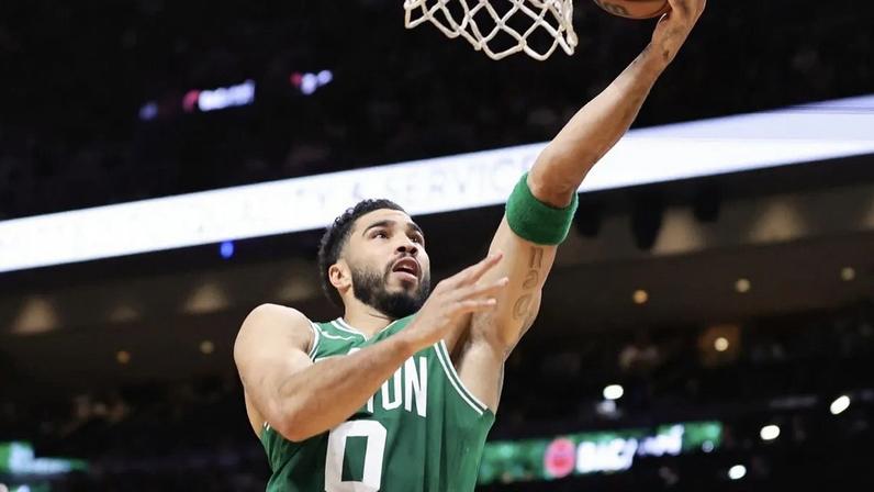 Tatum faz triplo-duplo e Celtics vencem Heat