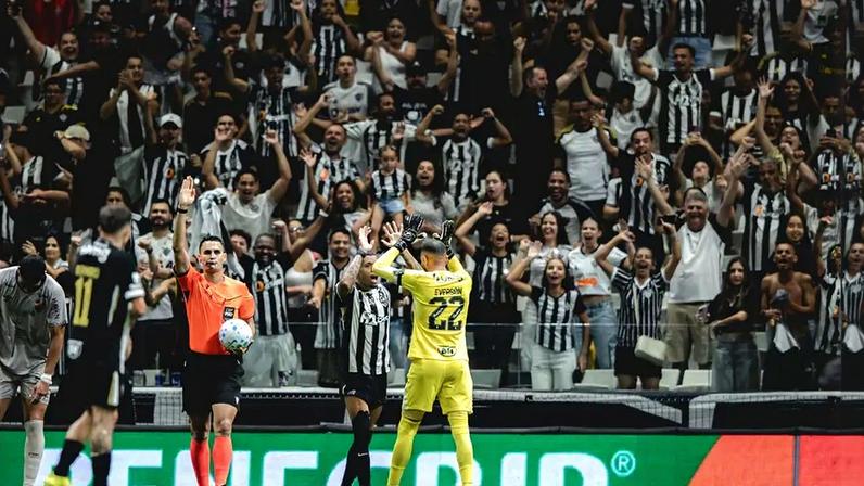 Victor Hugo comemora gol (Foto: Pedro Souza / Atlético)